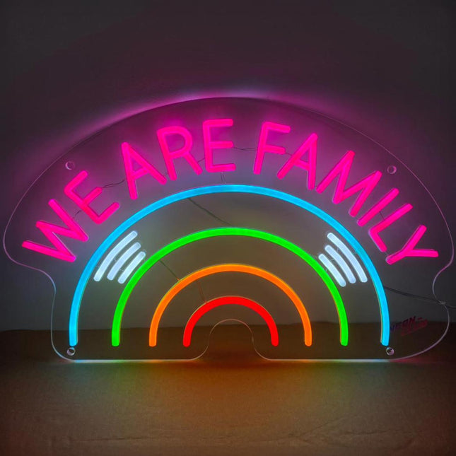 Néon LED 'We are Family' éclairage - Citation disco famille salon convivial
