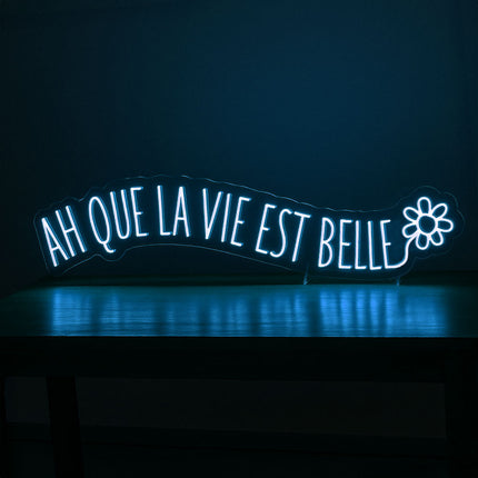 Néon LED 'Ah que la vie est belle' bleu - Joie de vivre française vintage
