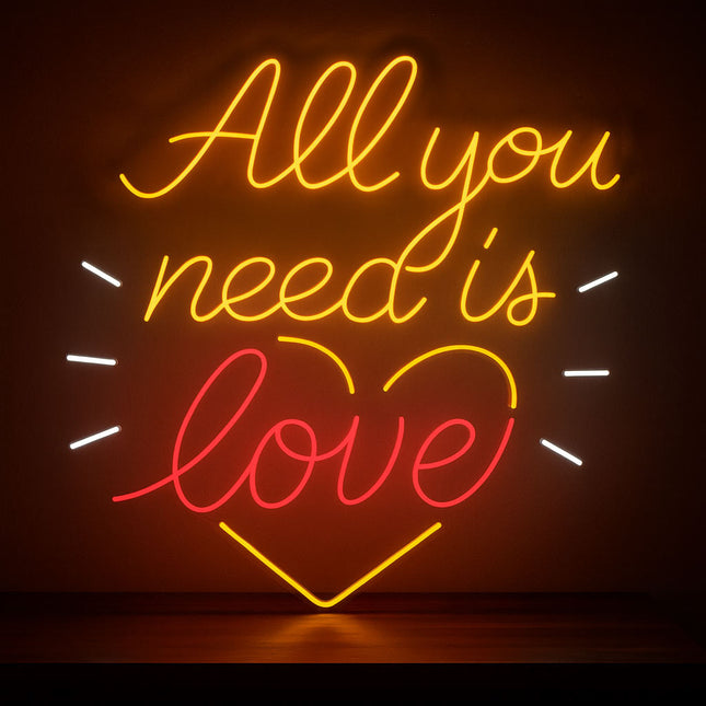 Néon LED “All You Need Is Love” par Neon-Club. Design élégant, lumière douce et message universel. Illuminez vos murs d’amour et de bonne énergie.
