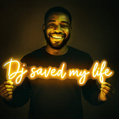 Néon LED « DJ Saved My Life » jaune doré – Culture club – Décoration lumineuse pour salon ou bar