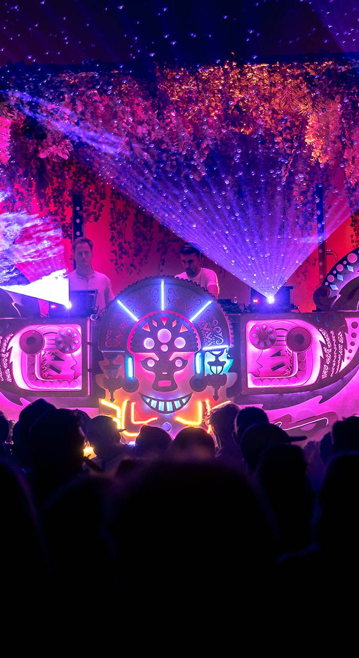 <h2>De funki sign à neon club</h2>