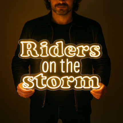 Néon LED « Riders on the Storm » golden yellow – Ambiance vintage – Enseigne lumineuse  
